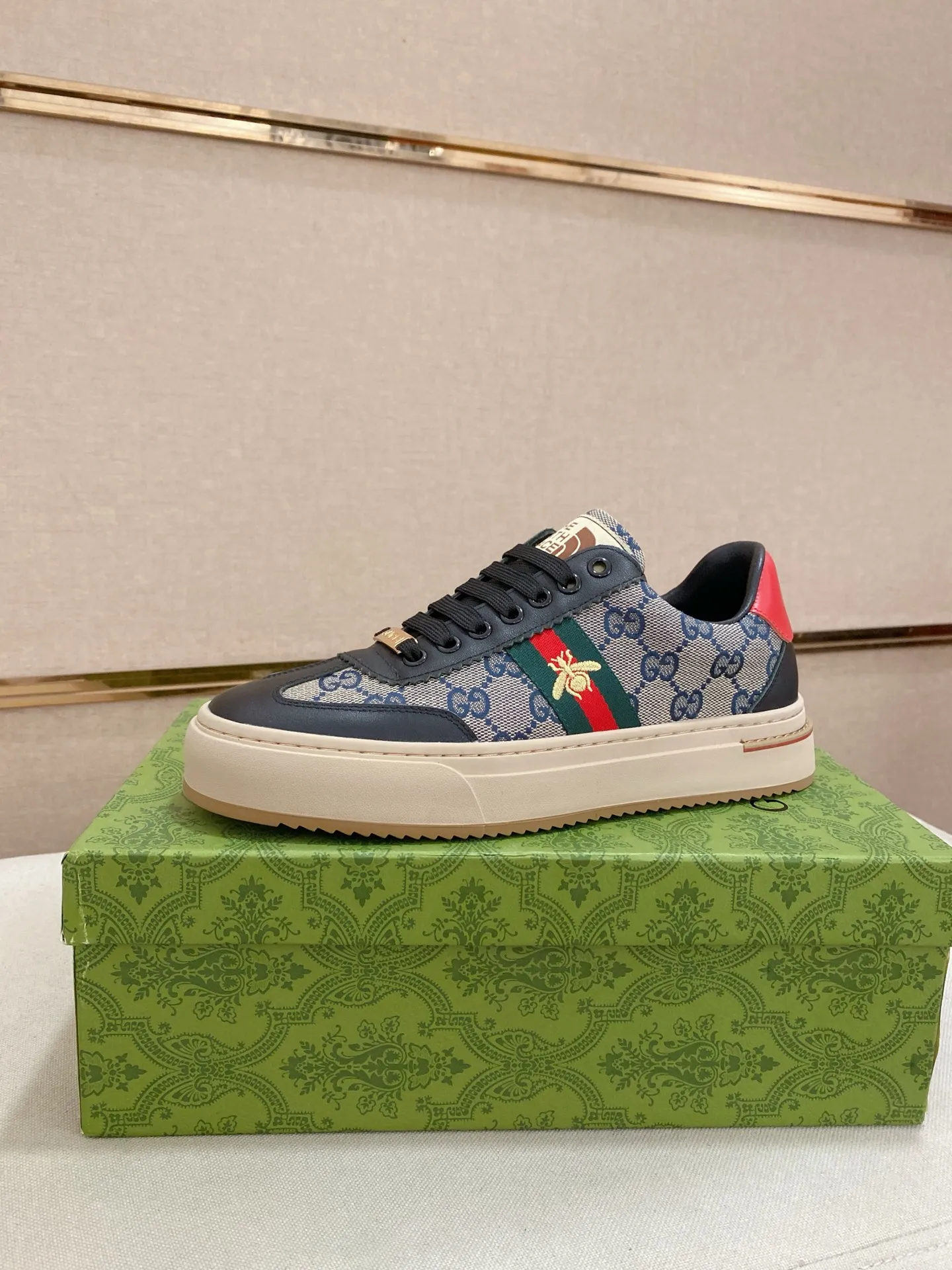 Men's clothing and shoes💰:400💰 (GUCCI) The latest model from the official website 🎁🎁Casual and fashionable men's shoes👟, hot style💥The version is simple and elegant, exclusive for trendy men. Unique latest brand elements from the official website👑Original decoration, fashionable and generous, the fabric is original cowhide ✅Sheepskin lining, the official website specifies wear-resistant casual outsole, the classic model is taken in kind at the counter🎬38-44 (45 is not returned or exchanged when customized)
